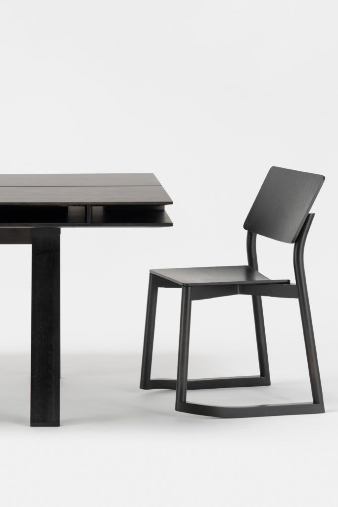 Karimoku New Standard Spectrum Workstation DT240 โต๊ะประชุมไม้โอ๊คดีไซน์ double tabletop พร้อมช่องเก็บของและระบบจัดการสายไฟ ออกแบบโดย Geckeler Michels