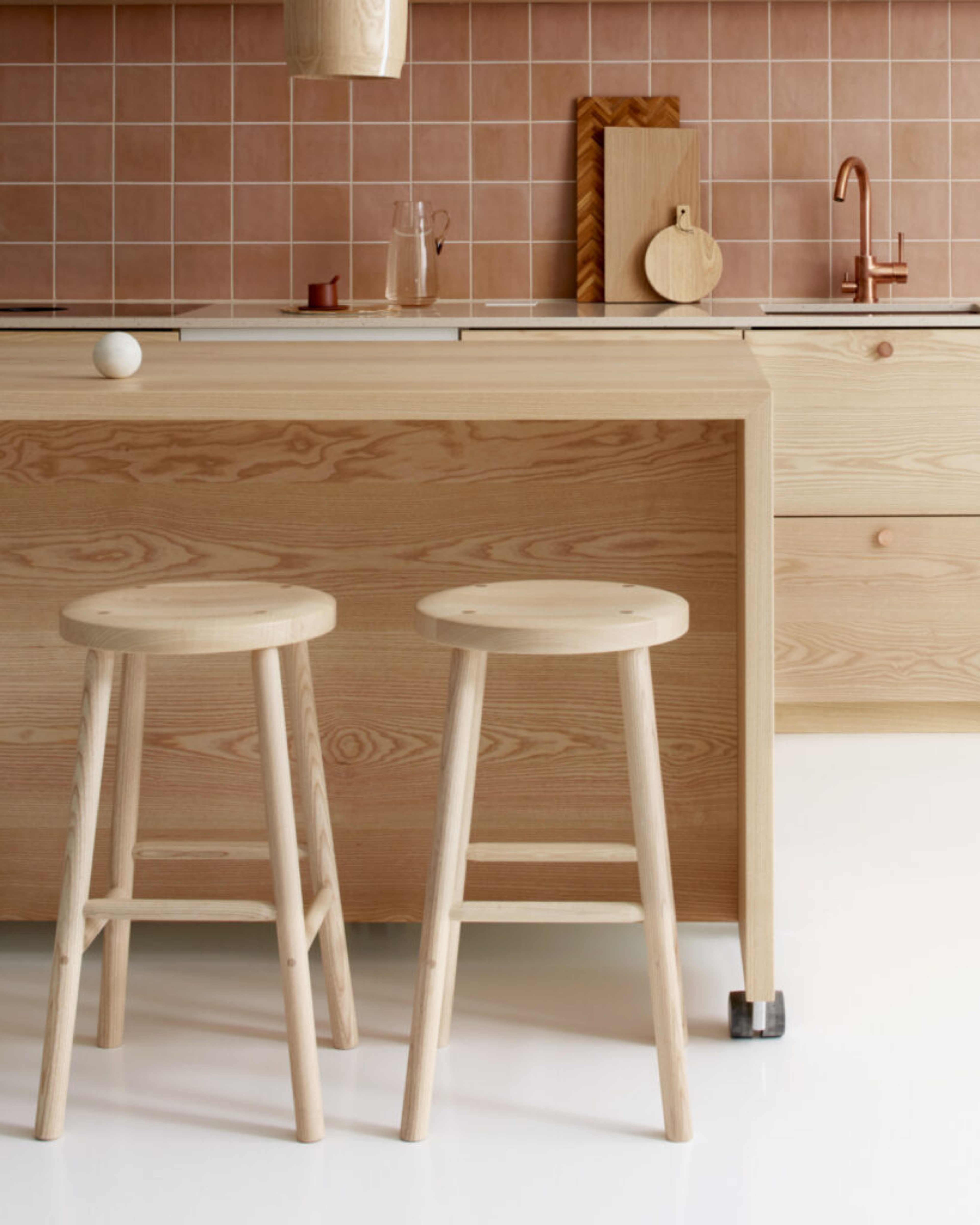 Nikari Seminar KVJ1 Stool Table เฟอร์นิเจอร์ birch, ash หรือ oak แบบ stackable ที่ใช้ได้ทั้งเป็น stool และ side table ออกแบบโดย Kari Virtanen