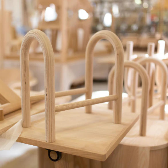 Made by Choice READING HORSE ชั้นวางหนังสือ plywood ขนาดเล็กแบบ portable ออกแบบโดย Katrín Ólína