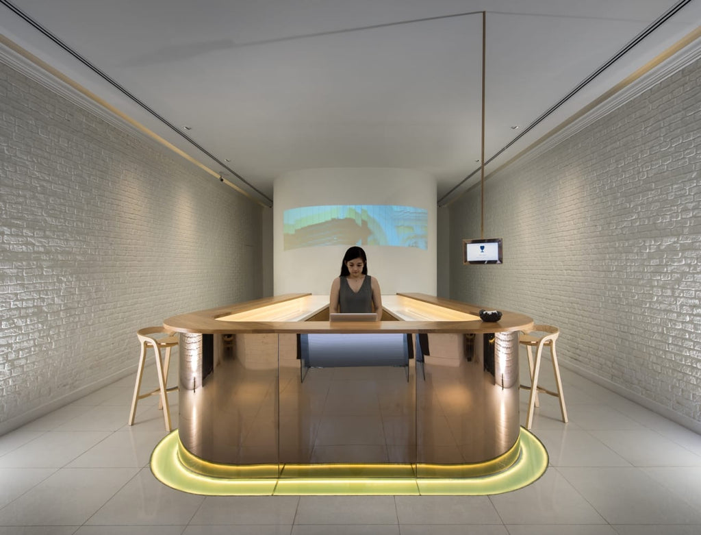 Mattiazzi MC1 SHE SAID Counter และ Bar Stool สตูลไม้ ash ออกแบบโดย Nitzan Cohen พร้อม backrest โค้งต่อเนื่องและรายละเอียดงานไม้ร่วมสมัย