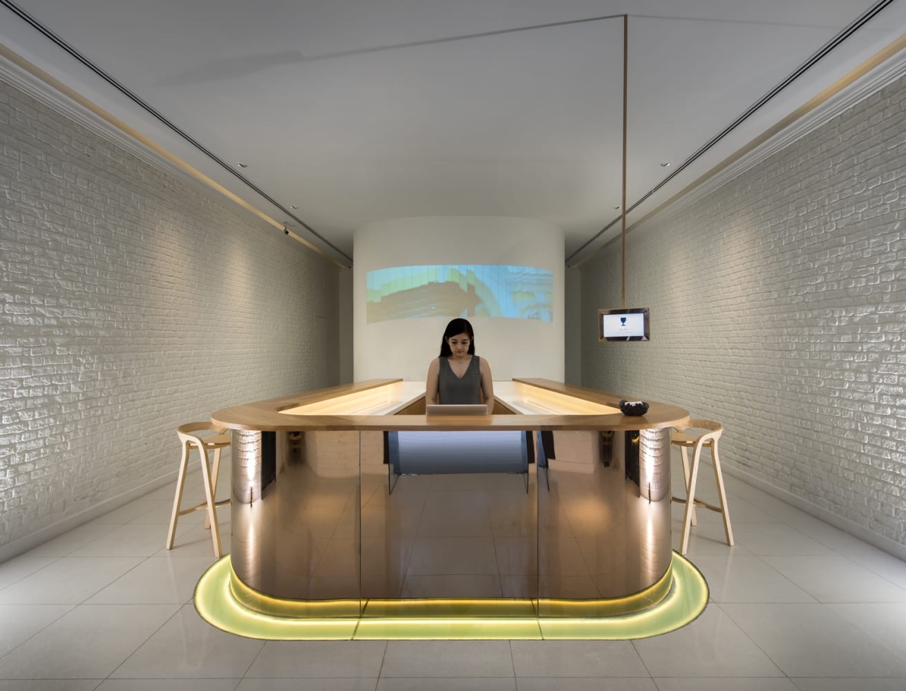 Mattiazzi MC1 SHE SAID Counter และ Bar Stool สตูลไม้ ash ออกแบบโดย Nitzan Cohen พร้อม backrest โค้งต่อเนื่องและรายละเอียดงานไม้ร่วมสมัย