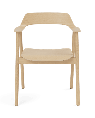 เก้าอี้ Bow Chair จาก TAKT แบรนด์เฟอร์นิเจอร์เดนมาร์ก ออกแบบโดย Sam Hecht และ Kim Colin ทำจากไม้โอ๊กแท้ขึ้นรูปทั้งชิ้น พนักพิงและที่เท้าแขนโค้งต่อเนื่องรับกับสรีระอย่างพอดี ดีไซน์เรียบง่ายแต่เต็มไปด้วยรายละเอียดที่ซ่อนอยู่ เผยความงามของโครงสร้างไม้ตามแบบสแกนดิเนเวีย ผสมผสานความสบาย ความสมดุล และความยั่งยืนได้อย่างลงตัว จัดจำหน่ายโดย Old Pine Trees