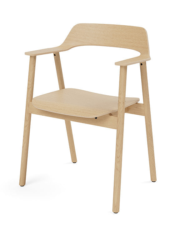 เก้าอี้ Bow Chair จาก TAKT แบรนด์เฟอร์นิเจอร์เดนมาร์ก ออกแบบโดย Sam Hecht และ Kim Colin ทำจากไม้โอ๊กแท้ขึ้นรูปทั้งชิ้น พนักพิงและที่เท้าแขนโค้งต่อเนื่องรับกับสรีระอย่างพอดี ดีไซน์เรียบง่ายแต่เต็มไปด้วยรายละเอียดที่ซ่อนอยู่ เผยความงามของโครงสร้างไม้ตามแบบสแกนดิเนเวีย ผสมผสานความสบาย ความสมดุล และความยั่งยืนได้อย่างลงตัว จัดจำหน่ายโดย Old Pine Trees