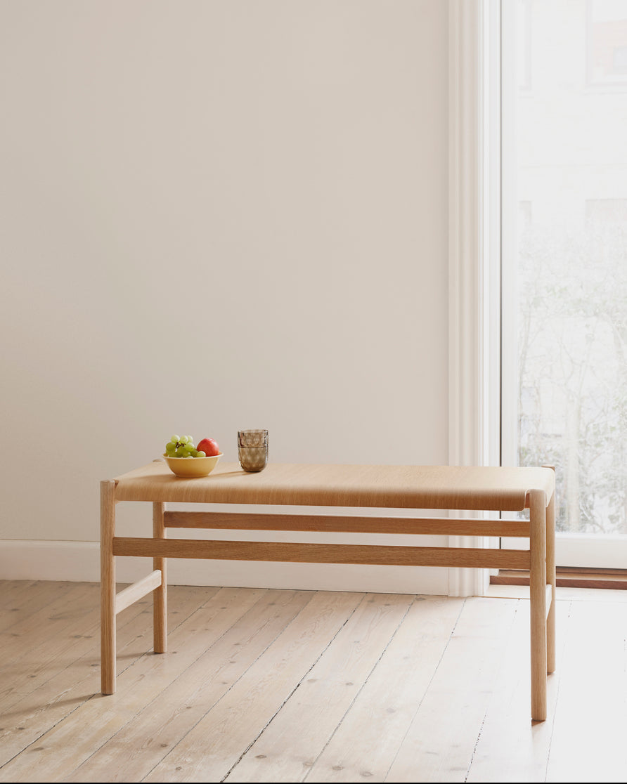 ม้านั่ง Soft Bench จาก TAKT ออกแบบโดย Thomas Bentzen เพื่อสะท้อนความเรียบง่ายแบบ สแกนดิเนเวีย ที่ผสานความงามและการใช้งานได้อย่างลงตัว ผลิตจากไม้แอชแท้ผ่านการรับรอง FSC® ด้วยเทคนิคไม้อัดดัดโค้งที่เผยให้เห็นงานฝีมือทุกส่วนอย่างซื่อสัตย์ ออกแบบตามแนวคิด Perpetual Sustainable Design ให้ประกอบง่าย ซ่อมได้ทุกชิ้นส่วน และจัดส่งแบบ Flat-pack เพื่อความยั่งยืน เรียบ อบอุ่น และซื่อสัตย์ในแบบ TAKT จัดจำหน่ายโดย Old Pine Trees