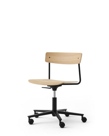 เก้าอี้ Cross Task Chair จาก TAKT แบรนด์เฟอร์นิเจอร์ร่วมสมัยจากเดนมาร์ก ออกแบบโดย Pearson Lloyd เพื่อผสมผสานความเรียบง่ายแบบสแกนดิเนเวียเข้ากับฟังก์ชันการทำงานในชีวิตจริง โครงสร้างเหล็กรีไซเคิลและไม้โอ๊กแท้รับรอง FSC® ให้ความมั่นคงและความอบอุ่นในเวลาเดียวกัน ปรับระดับความสูง หมุนได้ 360 องศา และออกแบบให้ประกอบง่าย ซ่อมได้ทุกชิ้นส่วนตามแนวคิด Perpetual Sustainable Design เพื่อยืดอายุการใช้งานและลดการสิ้นเปลือง สะท้อนความงามของงานออกแบบที่สมดุลระหว่างประโยชน์ใช้สอยและความยั่งยืน จัดจำหน่ายโดย Old Pine Trees