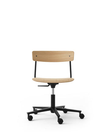 เก้าอี้ Cross Task Chair จาก TAKT แบรนด์เฟอร์นิเจอร์ร่วมสมัยจากเดนมาร์ก ออกแบบโดย Pearson Lloyd เพื่อผสมผสานความเรียบง่ายแบบสแกนดิเนเวียเข้ากับฟังก์ชันการทำงานในชีวิตจริง โครงสร้างเหล็กรีไซเคิลและไม้โอ๊กแท้รับรอง FSC® ให้ความมั่นคงและความอบอุ่นในเวลาเดียวกัน ปรับระดับความสูง หมุนได้ 360 องศา และออกแบบให้ประกอบง่าย ซ่อมได้ทุกชิ้นส่วนตามแนวคิด Perpetual Sustainable Design เพื่อยืดอายุการใช้งานและลดการสิ้นเปลือง สะท้อนความงามของงานออกแบบที่สมดุลระหว่างประโยชน์ใช้สอยและความยั่งยืน จัดจำหน่ายโดย Old Pine Trees