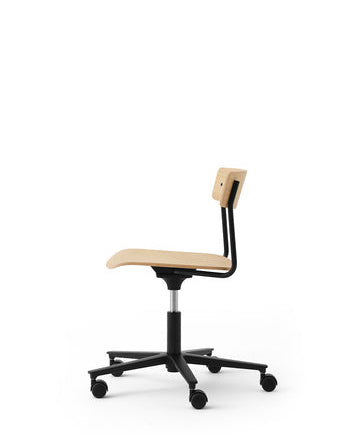 เก้าอี้ Cross Task Chair จาก TAKT แบรนด์เฟอร์นิเจอร์ร่วมสมัยจากเดนมาร์ก ออกแบบโดย Pearson Lloyd เพื่อผสมผสานความเรียบง่ายแบบสแกนดิเนเวียเข้ากับฟังก์ชันการทำงานในชีวิตจริง โครงสร้างเหล็กรีไซเคิลและไม้โอ๊กแท้รับรอง FSC® ให้ความมั่นคงและความอบอุ่นในเวลาเดียวกัน ปรับระดับความสูง หมุนได้ 360 องศา และออกแบบให้ประกอบง่าย ซ่อมได้ทุกชิ้นส่วนตามแนวคิด Perpetual Sustainable Design เพื่อยืดอายุการใช้งานและลดการสิ้นเปลือง สะท้อนความงามของงานออกแบบที่สมดุลระหว่างประโยชน์ใช้สอยและความยั่งยืน จัดจำหน่ายโดย Old Pine Trees