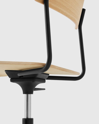 เก้าอี้ Cross Task Chair จาก TAKT แบรนด์เฟอร์นิเจอร์ร่วมสมัยจากเดนมาร์ก ออกแบบโดย Pearson Lloyd เพื่อผสมผสานความเรียบง่ายแบบสแกนดิเนเวียเข้ากับฟังก์ชันการทำงานในชีวิตจริง โครงสร้างเหล็กรีไซเคิลและไม้โอ๊กแท้รับรอง FSC® ให้ความมั่นคงและความอบอุ่นในเวลาเดียวกัน ปรับระดับความสูง หมุนได้ 360 องศา และออกแบบให้ประกอบง่าย ซ่อมได้ทุกชิ้นส่วนตามแนวคิด Perpetual Sustainable Design เพื่อยืดอายุการใช้งานและลดการสิ้นเปลือง สะท้อนความงามของงานออกแบบที่สมดุลระหว่างประโยชน์ใช้สอยและความยั่งยืน จัดจำหน่ายโดย Old Pine Trees