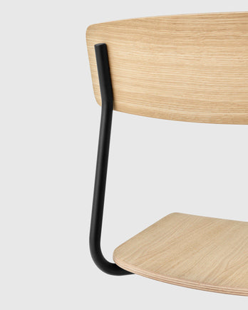 เก้าอี้ Cross Task Chair จาก TAKT แบรนด์เฟอร์นิเจอร์ร่วมสมัยจากเดนมาร์ก ออกแบบโดย Pearson Lloyd เพื่อผสมผสานความเรียบง่ายแบบสแกนดิเนเวียเข้ากับฟังก์ชันการทำงานในชีวิตจริง โครงสร้างเหล็กรีไซเคิลและไม้โอ๊กแท้รับรอง FSC® ให้ความมั่นคงและความอบอุ่นในเวลาเดียวกัน ปรับระดับความสูง หมุนได้ 360 องศา และออกแบบให้ประกอบง่าย ซ่อมได้ทุกชิ้นส่วนตามแนวคิด Perpetual Sustainable Design เพื่อยืดอายุการใช้งานและลดการสิ้นเปลือง สะท้อนความงามของงานออกแบบที่สมดุลระหว่างประโยชน์ใช้สอยและความยั่งยืน จัดจำหน่ายโดย Old Pine Trees