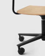 เก้าอี้ Cross Task Chair จาก TAKT แบรนด์เฟอร์นิเจอร์ร่วมสมัยจากเดนมาร์ก ออกแบบโดย Pearson Lloyd เพื่อผสมผสานความเรียบง่ายแบบสแกนดิเนเวียเข้ากับฟังก์ชันการทำงานในชีวิตจริง โครงสร้างเหล็กรีไซเคิลและไม้โอ๊กแท้รับรอง FSC® ให้ความมั่นคงและความอบอุ่นในเวลาเดียวกัน ปรับระดับความสูง หมุนได้ 360 องศา และออกแบบให้ประกอบง่าย ซ่อมได้ทุกชิ้นส่วนตามแนวคิด Perpetual Sustainable Design เพื่อยืดอายุการใช้งานและลดการสิ้นเปลือง สะท้อนความงามของงานออกแบบที่สมดุลระหว่างประโยชน์ใช้สอยและความยั่งยืน จัดจำหน่ายโดย Old Pine Trees