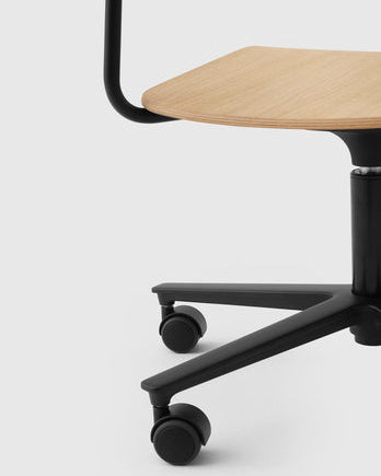 เก้าอี้ Cross Task Chair จาก TAKT แบรนด์เฟอร์นิเจอร์ร่วมสมัยจากเดนมาร์ก ออกแบบโดย Pearson Lloyd เพื่อผสมผสานความเรียบง่ายแบบสแกนดิเนเวียเข้ากับฟังก์ชันการทำงานในชีวิตจริง โครงสร้างเหล็กรีไซเคิลและไม้โอ๊กแท้รับรอง FSC® ให้ความมั่นคงและความอบอุ่นในเวลาเดียวกัน ปรับระดับความสูง หมุนได้ 360 องศา และออกแบบให้ประกอบง่าย ซ่อมได้ทุกชิ้นส่วนตามแนวคิด Perpetual Sustainable Design เพื่อยืดอายุการใช้งานและลดการสิ้นเปลือง สะท้อนความงามของงานออกแบบที่สมดุลระหว่างประโยชน์ใช้สอยและความยั่งยืน จัดจำหน่ายโดย Old Pine Trees