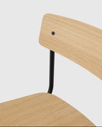 เก้าอี้ Cross Task Chair จาก TAKT แบรนด์เฟอร์นิเจอร์ร่วมสมัยจากเดนมาร์ก ออกแบบโดย Pearson Lloyd เพื่อผสมผสานความเรียบง่ายแบบสแกนดิเนเวียเข้ากับฟังก์ชันการทำงานในชีวิตจริง โครงสร้างเหล็กรีไซเคิลและไม้โอ๊กแท้รับรอง FSC® ให้ความมั่นคงและความอบอุ่นในเวลาเดียวกัน ปรับระดับความสูง หมุนได้ 360 องศา และออกแบบให้ประกอบง่าย ซ่อมได้ทุกชิ้นส่วนตามแนวคิด Perpetual Sustainable Design เพื่อยืดอายุการใช้งานและลดการสิ้นเปลือง สะท้อนความงามของงานออกแบบที่สมดุลระหว่างประโยชน์ใช้สอยและความยั่งยืน จัดจำหน่ายโดย Old Pine Trees