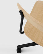 เก้าอี้ Cross Task Chair จาก TAKT แบรนด์เฟอร์นิเจอร์ร่วมสมัยจากเดนมาร์ก ออกแบบโดย Pearson Lloyd เพื่อผสมผสานความเรียบง่ายแบบสแกนดิเนเวียเข้ากับฟังก์ชันการทำงานในชีวิตจริง โครงสร้างเหล็กรีไซเคิลและไม้โอ๊กแท้รับรอง FSC® ให้ความมั่นคงและความอบอุ่นในเวลาเดียวกัน ปรับระดับความสูง หมุนได้ 360 องศา และออกแบบให้ประกอบง่าย ซ่อมได้ทุกชิ้นส่วนตามแนวคิด Perpetual Sustainable Design เพื่อยืดอายุการใช้งานและลดการสิ้นเปลือง สะท้อนความงามของงานออกแบบที่สมดุลระหว่างประโยชน์ใช้สอยและความยั่งยืน จัดจำหน่ายโดย Old Pine Trees