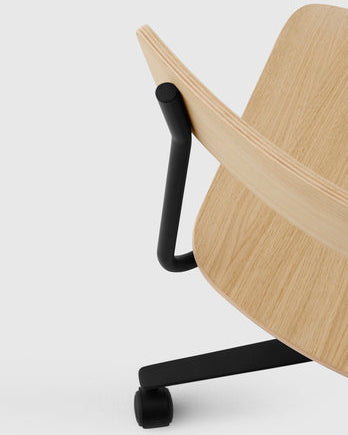 เก้าอี้ Cross Task Chair จาก TAKT แบรนด์เฟอร์นิเจอร์ร่วมสมัยจากเดนมาร์ก ออกแบบโดย Pearson Lloyd เพื่อผสมผสานความเรียบง่ายแบบสแกนดิเนเวียเข้ากับฟังก์ชันการทำงานในชีวิตจริง โครงสร้างเหล็กรีไซเคิลและไม้โอ๊กแท้รับรอง FSC® ให้ความมั่นคงและความอบอุ่นในเวลาเดียวกัน ปรับระดับความสูง หมุนได้ 360 องศา และออกแบบให้ประกอบง่าย ซ่อมได้ทุกชิ้นส่วนตามแนวคิด Perpetual Sustainable Design เพื่อยืดอายุการใช้งานและลดการสิ้นเปลือง สะท้อนความงามของงานออกแบบที่สมดุลระหว่างประโยชน์ใช้สอยและความยั่งยืน จัดจำหน่ายโดย Old Pine Trees