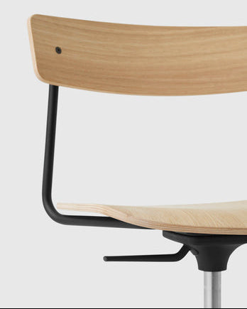 เก้าอี้ Cross Task Chair จาก TAKT แบรนด์เฟอร์นิเจอร์ร่วมสมัยจากเดนมาร์ก ออกแบบโดย Pearson Lloyd เพื่อผสมผสานความเรียบง่ายแบบสแกนดิเนเวียเข้ากับฟังก์ชันการทำงานในชีวิตจริง โครงสร้างเหล็กรีไซเคิลและไม้โอ๊กแท้รับรอง FSC® ให้ความมั่นคงและความอบอุ่นในเวลาเดียวกัน ปรับระดับความสูง หมุนได้ 360 องศา และออกแบบให้ประกอบง่าย ซ่อมได้ทุกชิ้นส่วนตามแนวคิด Perpetual Sustainable Design เพื่อยืดอายุการใช้งานและลดการสิ้นเปลือง สะท้อนความงามของงานออกแบบที่สมดุลระหว่างประโยชน์ใช้สอยและความยั่งยืน จัดจำหน่ายโดย Old Pine Trees