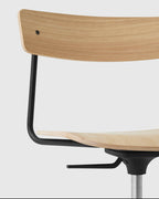 เก้าอี้ Cross Task Chair จาก TAKT แบรนด์เฟอร์นิเจอร์ร่วมสมัยจากเดนมาร์ก ออกแบบโดย Pearson Lloyd เพื่อผสมผสานความเรียบง่ายแบบสแกนดิเนเวียเข้ากับฟังก์ชันการทำงานในชีวิตจริง โครงสร้างเหล็กรีไซเคิลและไม้โอ๊กแท้รับรอง FSC® ให้ความมั่นคงและความอบอุ่นในเวลาเดียวกัน ปรับระดับความสูง หมุนได้ 360 องศา และออกแบบให้ประกอบง่าย ซ่อมได้ทุกชิ้นส่วนตามแนวคิด Perpetual Sustainable Design เพื่อยืดอายุการใช้งานและลดการสิ้นเปลือง สะท้อนความงามของงานออกแบบที่สมดุลระหว่างประโยชน์ใช้สอยและความยั่งยืน จัดจำหน่ายโดย Old Pine Trees