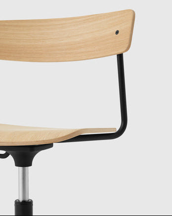 เก้าอี้ Cross Task Chair จาก TAKT แบรนด์เฟอร์นิเจอร์ร่วมสมัยจากเดนมาร์ก ออกแบบโดย Pearson Lloyd เพื่อผสมผสานความเรียบง่ายแบบสแกนดิเนเวียเข้ากับฟังก์ชันการทำงานในชีวิตจริง โครงสร้างเหล็กรีไซเคิลและไม้โอ๊กแท้รับรอง FSC® ให้ความมั่นคงและความอบอุ่นในเวลาเดียวกัน ปรับระดับความสูง หมุนได้ 360 องศา และออกแบบให้ประกอบง่าย ซ่อมได้ทุกชิ้นส่วนตามแนวคิด Perpetual Sustainable Design เพื่อยืดอายุการใช้งานและลดการสิ้นเปลือง สะท้อนความงามของงานออกแบบที่สมดุลระหว่างประโยชน์ใช้สอยและความยั่งยืน จัดจำหน่ายโดย Old Pine Trees