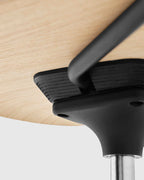 เก้าอี้ Cross Task Chair จาก TAKT แบรนด์เฟอร์นิเจอร์ร่วมสมัยจากเดนมาร์ก ออกแบบโดย Pearson Lloyd เพื่อผสมผสานความเรียบง่ายแบบสแกนดิเนเวียเข้ากับฟังก์ชันการทำงานในชีวิตจริง โครงสร้างเหล็กรีไซเคิลและไม้โอ๊กแท้รับรอง FSC® ให้ความมั่นคงและความอบอุ่นในเวลาเดียวกัน ปรับระดับความสูง หมุนได้ 360 องศา และออกแบบให้ประกอบง่าย ซ่อมได้ทุกชิ้นส่วนตามแนวคิด Perpetual Sustainable Design เพื่อยืดอายุการใช้งานและลดการสิ้นเปลือง สะท้อนความงามของงานออกแบบที่สมดุลระหว่างประโยชน์ใช้สอยและความยั่งยืน จัดจำหน่ายโดย Old Pine Trees