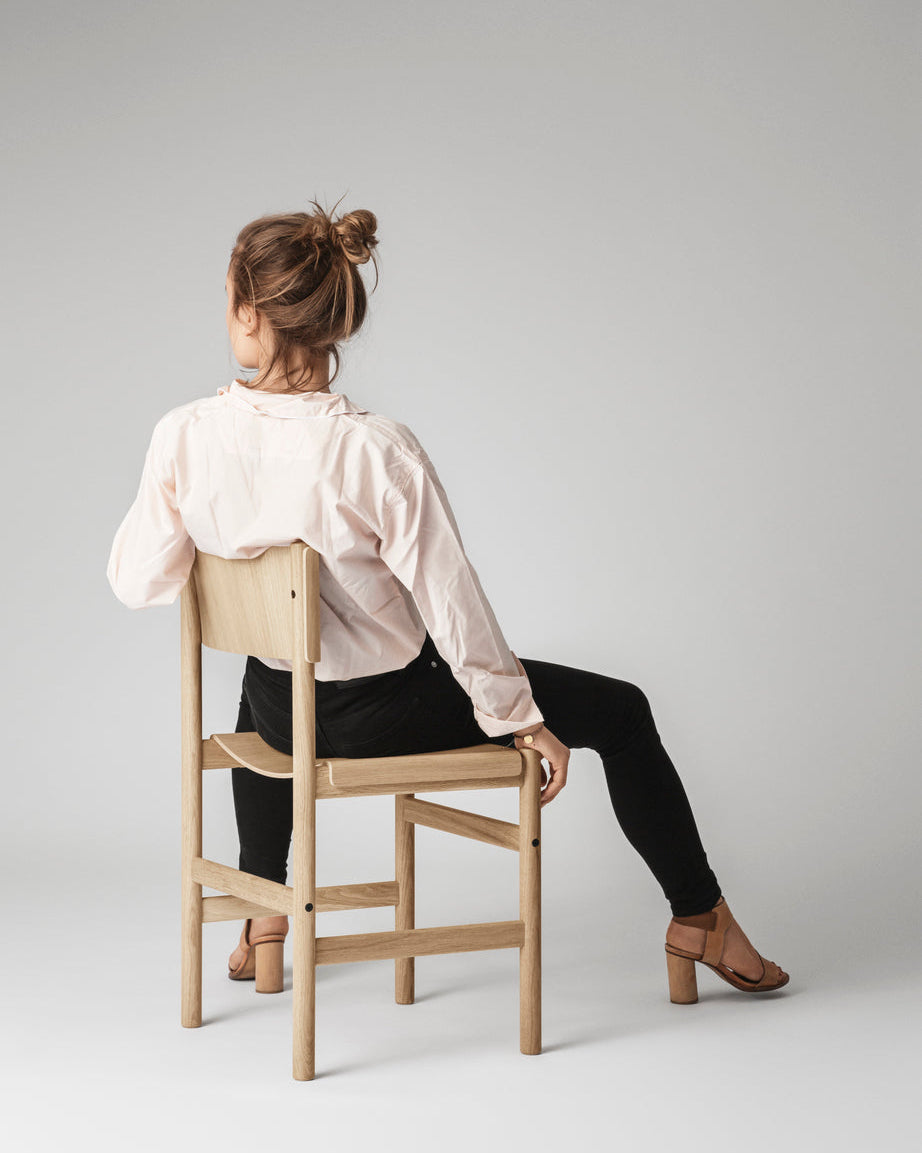 เก้าอี้ Soft Chair จาก TAKT แบรนด์เฟอร์นิเจอร์เดนมาร์ก ออกแบบโดย Thomas Bentzen ให้ผสมผสานความเรียบง่ายและความสบายในแบบสแกนดิเนเวีย เส้นสายโค้งนุ่มรับกับสรีระอย่างเป็นธรรมชาติ เผยโครงสร้างไม้โอ๊กแท้อย่างซื่อสัตย์ สะท้อนความงามของงานฝีมือและการออกแบบที่ยั่งยืน มอบทั้งความสบาย ความสมดุล และความงามที่ใช้งานได้จริง จัดจำหน่ายโดย Old Pine Trees