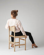 เก้าอี้ Soft Chair จาก TAKT แบรนด์เฟอร์นิเจอร์เดนมาร์ก ออกแบบโดย Thomas Bentzen ให้ผสมผสานความเรียบง่ายและความสบายในแบบสแกนดิเนเวีย เส้นสายโค้งนุ่มรับกับสรีระอย่างเป็นธรรมชาติ เผยโครงสร้างไม้โอ๊กแท้อย่างซื่อสัตย์ สะท้อนความงามของงานฝีมือและการออกแบบที่ยั่งยืน มอบทั้งความสบาย ความสมดุล และความงามที่ใช้งานได้จริง จัดจำหน่ายโดย Old Pine Trees