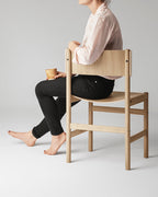 เก้าอี้ Soft Chair จาก TAKT แบรนด์เฟอร์นิเจอร์เดนมาร์ก ออกแบบโดย Thomas Bentzen ให้ผสมผสานความเรียบง่ายและความสบายในแบบสแกนดิเนเวีย เส้นสายโค้งนุ่มรับกับสรีระอย่างเป็นธรรมชาติ เผยโครงสร้างไม้โอ๊กแท้อย่างซื่อสัตย์ สะท้อนความงามของงานฝีมือและการออกแบบที่ยั่งยืน มอบทั้งความสบาย ความสมดุล และความงามที่ใช้งานได้จริง จัดจำหน่ายโดย Old Pine Trees