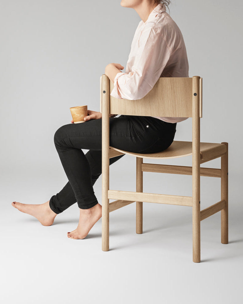 เก้าอี้ Soft Chair จาก TAKT แบรนด์เฟอร์นิเจอร์เดนมาร์ก ออกแบบโดย Thomas Bentzen ให้ผสมผสานความเรียบง่ายและความสบายในแบบสแกนดิเนเวีย เส้นสายโค้งนุ่มรับกับสรีระอย่างเป็นธรรมชาติ เผยโครงสร้างไม้โอ๊กแท้อย่างซื่อสัตย์ สะท้อนความงามของงานฝีมือและการออกแบบที่ยั่งยืน มอบทั้งความสบาย ความสมดุล และความงามที่ใช้งานได้จริง จัดจำหน่ายโดย Old Pine Trees