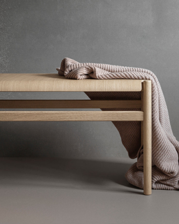 ม้านั่ง Soft Bench จาก TAKT ออกแบบโดย Thomas Bentzen เพื่อสะท้อนความเรียบง่ายแบบ สแกนดิเนเวีย ที่ผสานความงามและการใช้งานได้อย่างลงตัว ผลิตจากไม้แอชแท้ผ่านการรับรอง FSC® ด้วยเทคนิคไม้อัดดัดโค้งที่เผยให้เห็นงานฝีมือทุกส่วนอย่างซื่อสัตย์ ออกแบบตามแนวคิด Perpetual Sustainable Design ให้ประกอบง่าย ซ่อมได้ทุกชิ้นส่วน และจัดส่งแบบ Flat-pack เพื่อความยั่งยืน เรียบ อบอุ่น และซื่อสัตย์ในแบบ TAKT จัดจำหน่ายโดย Old Pine Trees