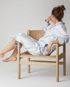 เก้าอี้ Soft Lounge Chair จาก TAKT แบรนด์เฟอร์นิเจอร์เดนมาร์ก ทำจากไม้โอ๊กแท้ พนักพิงและเบาะโค้งนุ่มออกแบบให้รับกับสรีระ ดีไซน์โดย Thomas Bentzen ด้วยเส้นสายเรียบง่ายและอ่อนโยนตามแบบเดนมาร์ก เผยโครงสร้างอย่างซื่อสัตย์ ผสมความเบาและความมั่นคงได้อย่างลงตัว มอบทั้งความสบายและความงามที่ยั่งยืน จัดจำหน่ายโดย Old Pine Trees