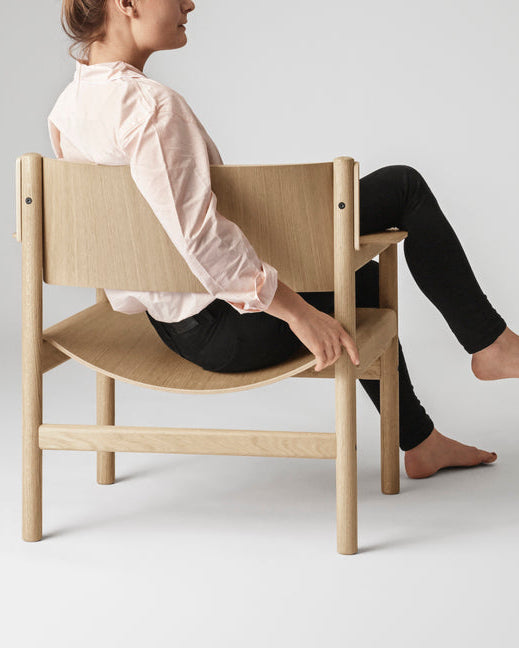 เก้าอี้ Soft Lounge Chair จาก TAKT แบรนด์เฟอร์นิเจอร์เดนมาร์ก ทำจากไม้โอ๊กแท้ พนักพิงและเบาะโค้งนุ่มออกแบบให้รับกับสรีระ ดีไซน์โดย Thomas Bentzen ด้วยเส้นสายเรียบง่ายและอ่อนโยนตามแบบเดนมาร์ก เผยโครงสร้างอย่างซื่อสัตย์ ผสมความเบาและความมั่นคงได้อย่างลงตัว มอบทั้งความสบายและความงามที่ยั่งยืน จัดจำหน่ายโดย Old Pine Trees