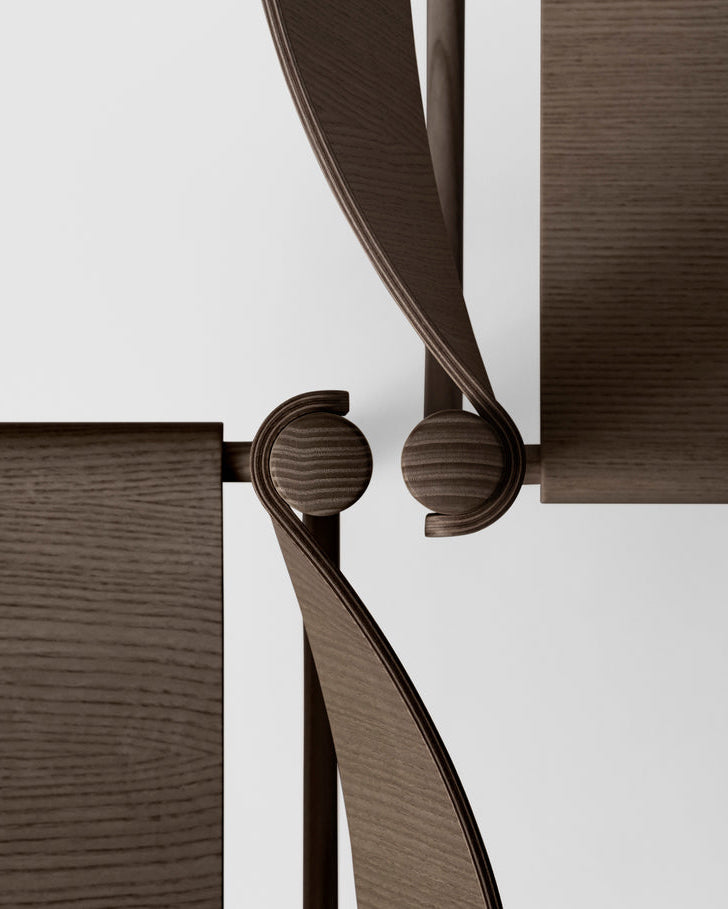 เก้าอี้ Soft Chair จาก TAKT แบรนด์เฟอร์นิเจอร์เดนมาร์ก ออกแบบโดย Thomas Bentzen ให้ผสมผสานความเรียบง่ายและความสบายในแบบสแกนดิเนเวีย เส้นสายโค้งนุ่มรับกับสรีระอย่างเป็นธรรมชาติ เผยโครงสร้างไม้โอ๊กแท้อย่างซื่อสัตย์ สะท้อนความงามของงานฝีมือและการออกแบบที่ยั่งยืน มอบทั้งความสบาย ความสมดุล และความงามที่ใช้งานได้จริง จัดจำหน่ายโดย Old Pine Trees