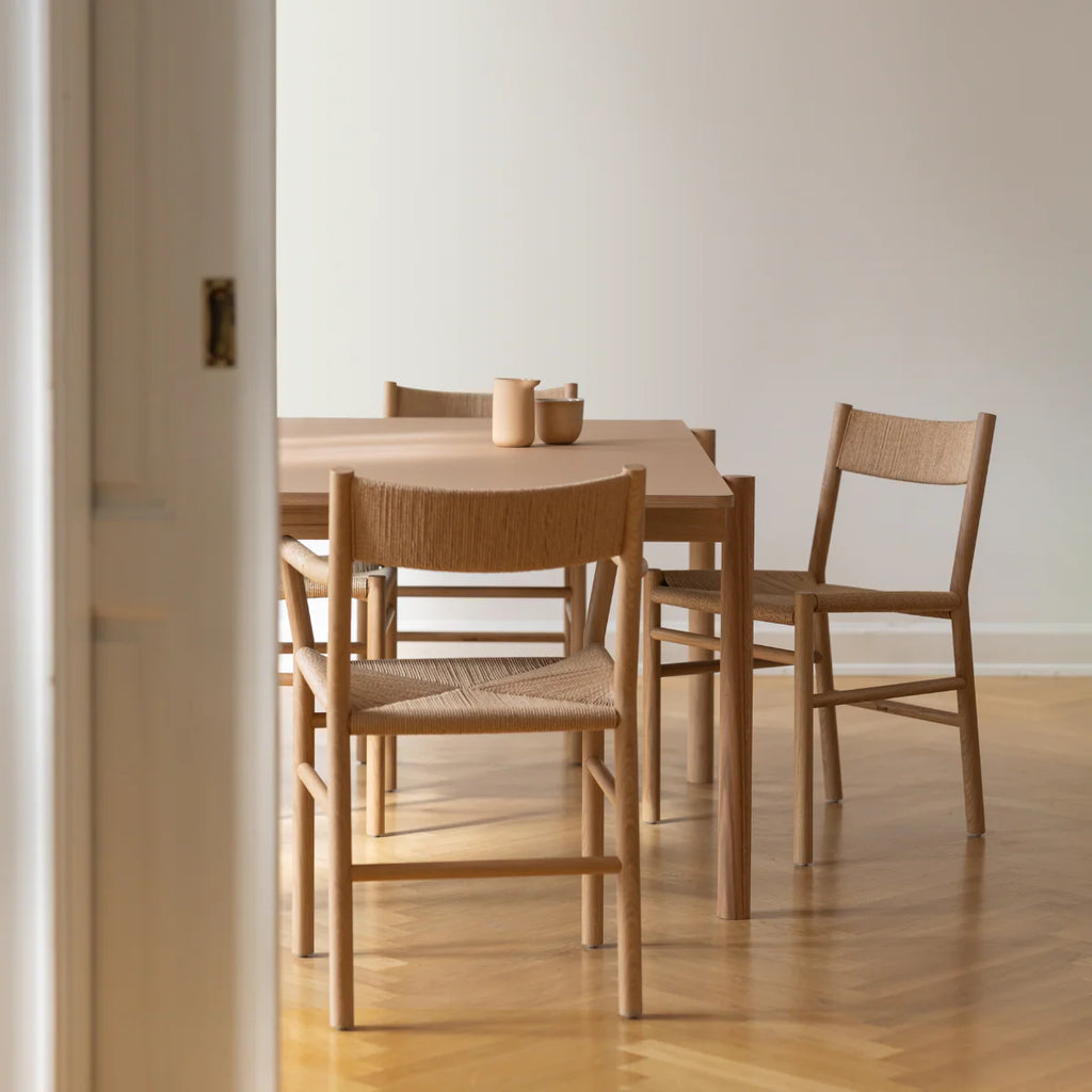 MAKE nordic THY Rectangular Dining Table โต๊ะรับประทานอาหารหน้าโต๊ะลิโนเลียมโครงไม้โอ๊คดีไซน์สแกนดิเนเวียน ออกแบบโดย Esben Pilgaard Jørgensen