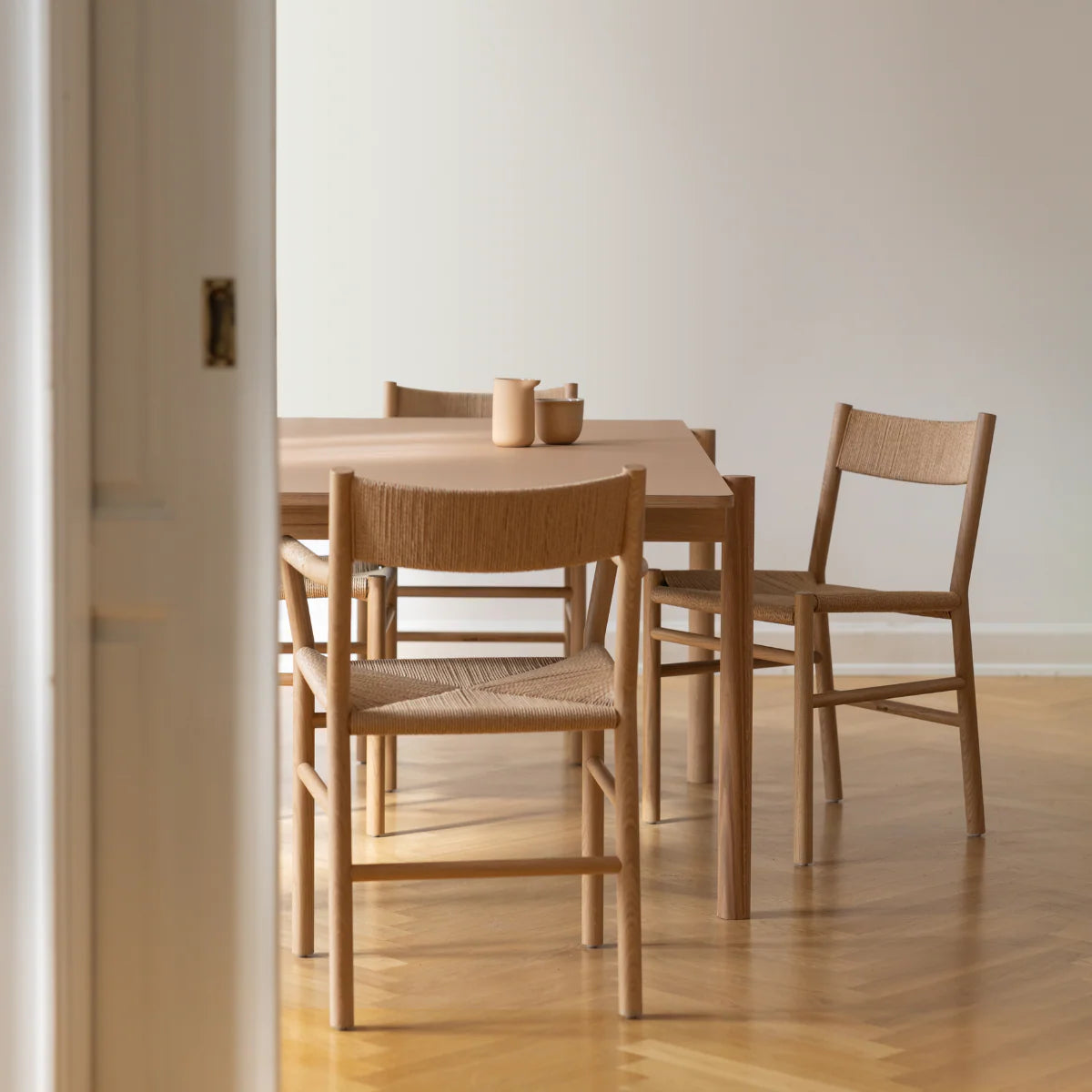MAKE nordic THY Rectangular Dining Table โต๊ะรับประทานอาหารหน้าโต๊ะลิโนเลียมโครงไม้โอ๊คดีไซน์สแกนดิเนเวียน ออกแบบโดย Esben Pilgaard Jørgensen