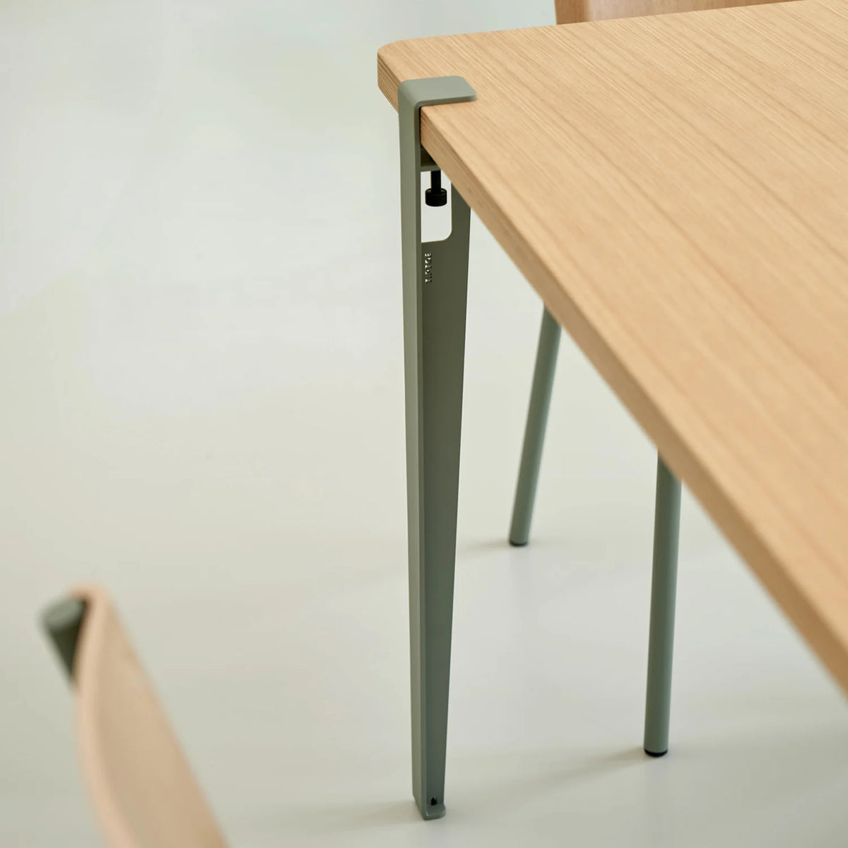 TIPTOE Dining Table