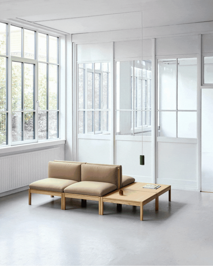 โซฟาโมดูลาร์จาก MOEBE ดีไซน์เรียบง่ายแบบสแกนดิเนเวีย ปรับเปลี่ยนได้ตามพื้นที่และการใช้ชีวิต ผลิตจากไม้โอ๊กแท้และผ้า Kvadrat สะท้อนแนวคิดของ Old Pine Trees เรื่องความงามที่ใช้งานได้จริงและอยู่กับเราได้นาน