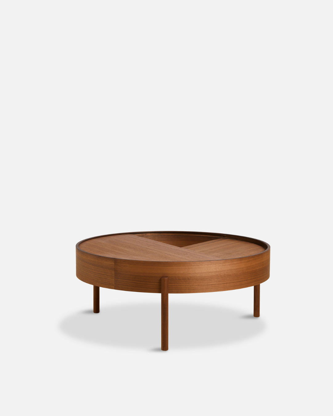 Arc Table จาก WOUD เป็นโต๊ะกลางสไตล์ Scandinavian furniture ที่ออกแบบในเดนมาร์ก ใช้ไม้แท้ เช่น Walnut, Oak และ Black Ash จุดเด่นคือฝาบนหมุนได้ เปิดเพื่อโชว์ของหรือปิดเพื่อซ่อนของได้ทันที ช่องเก็บของด้านในบุนาโนลามิเนตทนทานและดูแลง่าย ขาไม้สามขาช่วยให้โต๊ะดูเบาและเข้ากับบ้านแนว Nordic, มินิมอล หรือห้องนั่งเล่นสมัยใหม่ เหมาะสำหรับผู้ที่ต้องการเฟอร์นิเจอร์เดนมาร์กคุณภาพดีที่ใช้งานได้จริง และเข้ากับแนวทางของ Old Pine Trees เรื่องความงามที่เรียบง่าย ใช้งานได้ และอยู่กับเราได้นาน.