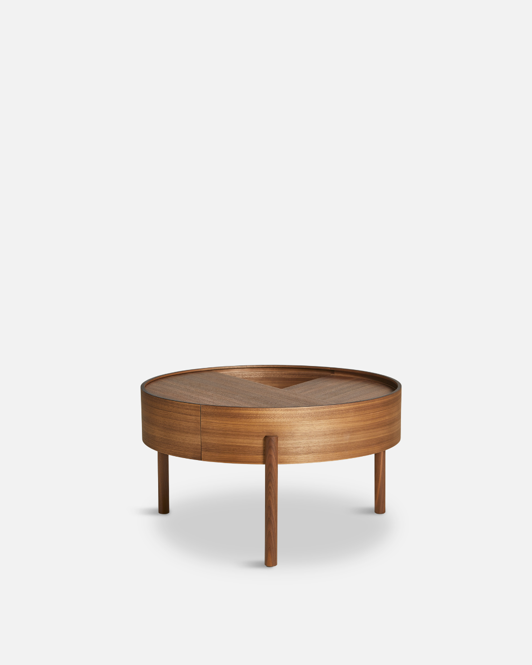 Arc Table จาก WOUD เป็นโต๊ะกลางสไตล์ Scandinavian furniture ที่ออกแบบในเดนมาร์ก ใช้ไม้แท้ เช่น Walnut, Oak และ Black Ash จุดเด่นคือฝาบนหมุนได้ เปิดเพื่อโชว์ของหรือปิดเพื่อซ่อนของได้ทันที ช่องเก็บของด้านในบุนาโนลามิเนตทนทานและดูแลง่าย ขาไม้สามขาช่วยให้โต๊ะดูเบาและเข้ากับบ้านแนว Nordic, มินิมอล หรือห้องนั่งเล่นสมัยใหม่ เหมาะสำหรับผู้ที่ต้องการเฟอร์นิเจอร์เดนมาร์กคุณภาพดีที่ใช้งานได้จริง และเข้ากับแนวทางของ Old Pine Trees เรื่องความงามที่เรียบง่าย ใช้งานได้ และอยู่กับเราได้นาน.
