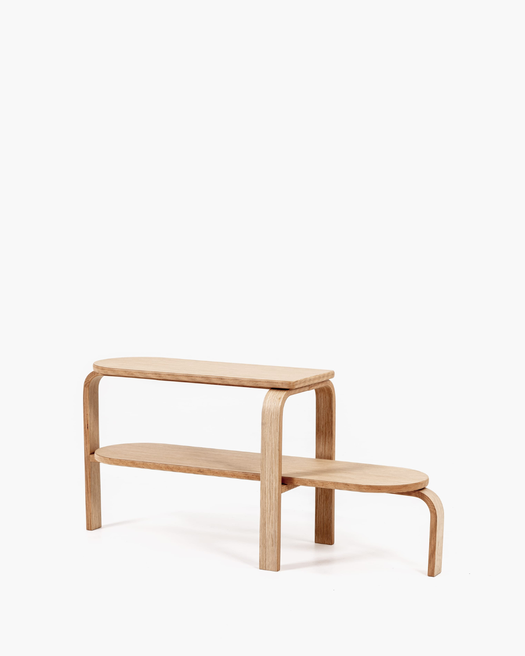 Case Furniture Altura Bench ม้านั่งสองระดับดีไซน์ร่วมสมัยจาก Patricia Pérez ทำจากไม้โอ๊ค ขอบโค้ง เรียบคม ใช้ได้ทั้งวางของและนั่ง