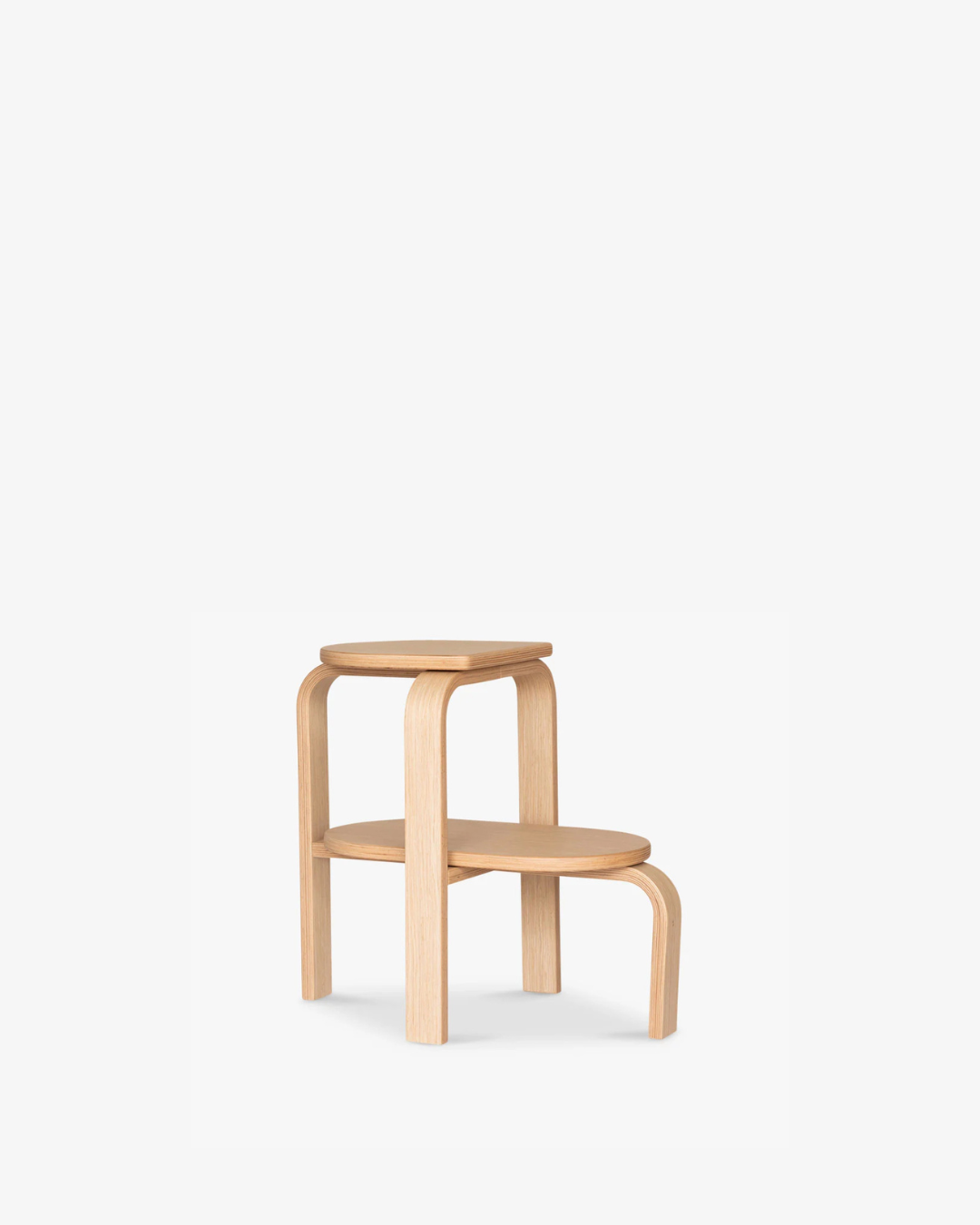 Case Furniture Altura Step Stool สตูลสองระดับ สี Oak และ Black ใช้เป็นสตูลปีน ชั้นวาง หรือโต๊ะข้าง ดีไซน์มินิมอลและแข็งแรง