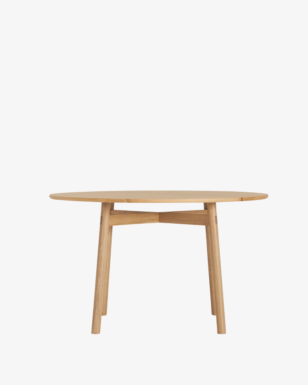 โต๊ะอาหารทรงกลม Case Furniture รุ่น Kigumi ดีไซน์เรียบง่าย ขาไม้ไขว้แบบโปร่งทำจากไม้โอ๊ค/วอลนัต พร้อมท็อปไม้ลามิเนตขอบเฉียง ขนาด 125 ซม. รองรับ 4–6 ที่นั่ง