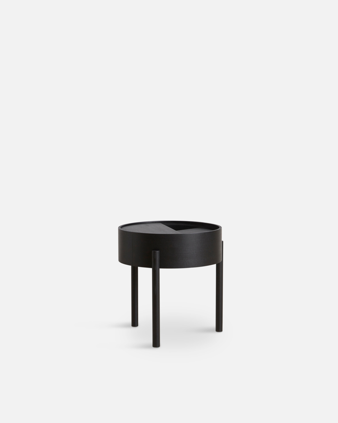 Arc Table จาก WOUD เป็นโต๊ะกลางสไตล์ Scandinavian furniture ที่ออกแบบในเดนมาร์ก ใช้ไม้แท้ เช่น Walnut, Oak และ Black Ash จุดเด่นคือฝาบนหมุนได้ เปิดเพื่อโชว์ของหรือปิดเพื่อซ่อนของได้ทันที ช่องเก็บของด้านในบุนาโนลามิเนตทนทานและดูแลง่าย ขาไม้สามขาช่วยให้โต๊ะดูเบาและเข้ากับบ้านแนว Nordic, มินิมอล หรือห้องนั่งเล่นสมัยใหม่ เหมาะสำหรับผู้ที่ต้องการเฟอร์นิเจอร์เดนมาร์กคุณภาพดีที่ใช้งานได้จริง และเข้ากับแนวทางของ Old Pine Trees เรื่องความงามที่เรียบง่าย ใช้งานได้ และอยู่กับเราได้นาน.