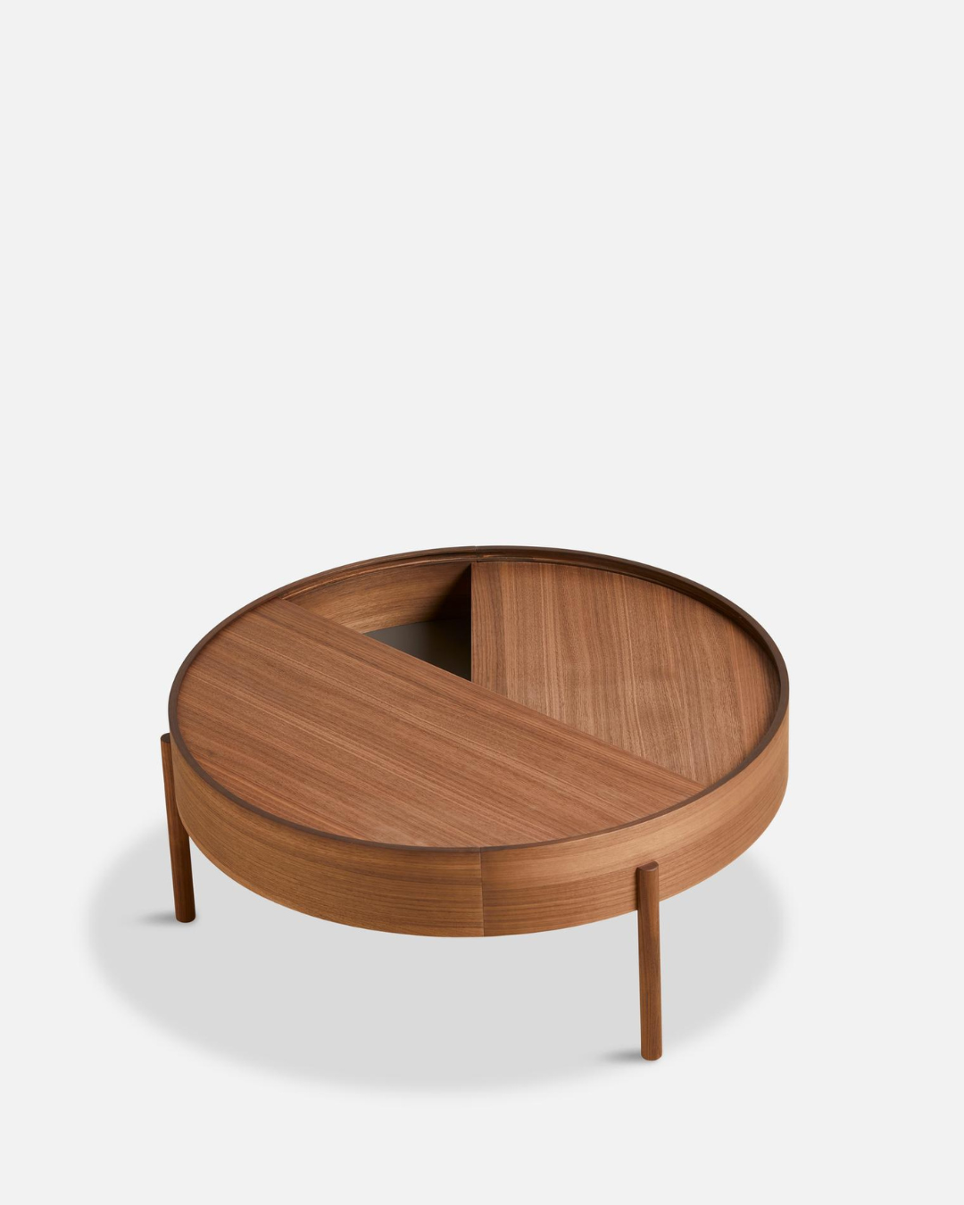 Arc Table จาก WOUD เป็นโต๊ะกลางสไตล์ Scandinavian furniture ที่ออกแบบในเดนมาร์ก ใช้ไม้แท้ เช่น Walnut, Oak และ Black Ash จุดเด่นคือฝาบนหมุนได้ เปิดเพื่อโชว์ของหรือปิดเพื่อซ่อนของได้ทันที ช่องเก็บของด้านในบุนาโนลามิเนตทนทานและดูแลง่าย ขาไม้สามขาช่วยให้โต๊ะดูเบาและเข้ากับบ้านแนว Nordic, มินิมอล หรือห้องนั่งเล่นสมัยใหม่ เหมาะสำหรับผู้ที่ต้องการเฟอร์นิเจอร์เดนมาร์กคุณภาพดีที่ใช้งานได้จริง และเข้ากับแนวทางของ Old Pine Trees เรื่องความงามที่เรียบง่าย ใช้งานได้ และอยู่กับเราได้นาน.