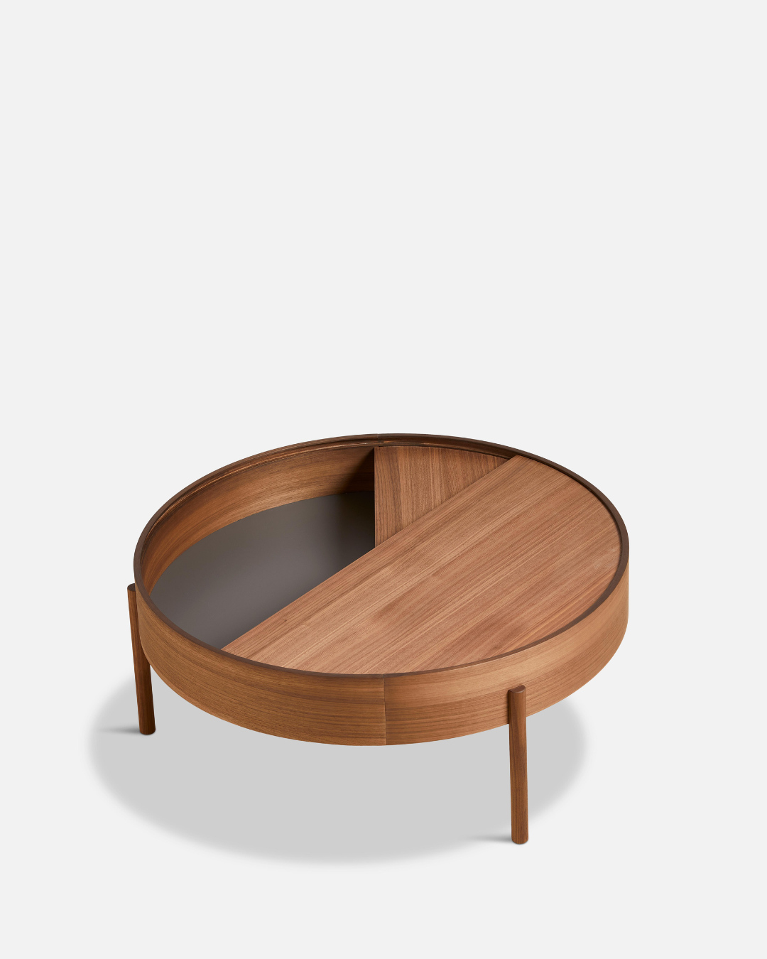 Arc Table จาก WOUD เป็นโต๊ะกลางสไตล์ Scandinavian furniture ที่ออกแบบในเดนมาร์ก ใช้ไม้แท้ เช่น Walnut, Oak และ Black Ash จุดเด่นคือฝาบนหมุนได้ เปิดเพื่อโชว์ของหรือปิดเพื่อซ่อนของได้ทันที ช่องเก็บของด้านในบุนาโนลามิเนตทนทานและดูแลง่าย ขาไม้สามขาช่วยให้โต๊ะดูเบาและเข้ากับบ้านแนว Nordic, มินิมอล หรือห้องนั่งเล่นสมัยใหม่ เหมาะสำหรับผู้ที่ต้องการเฟอร์นิเจอร์เดนมาร์กคุณภาพดีที่ใช้งานได้จริง และเข้ากับแนวทางของ Old Pine Trees เรื่องความงามที่เรียบง่าย ใช้งานได้ และอยู่กับเราได้นาน.