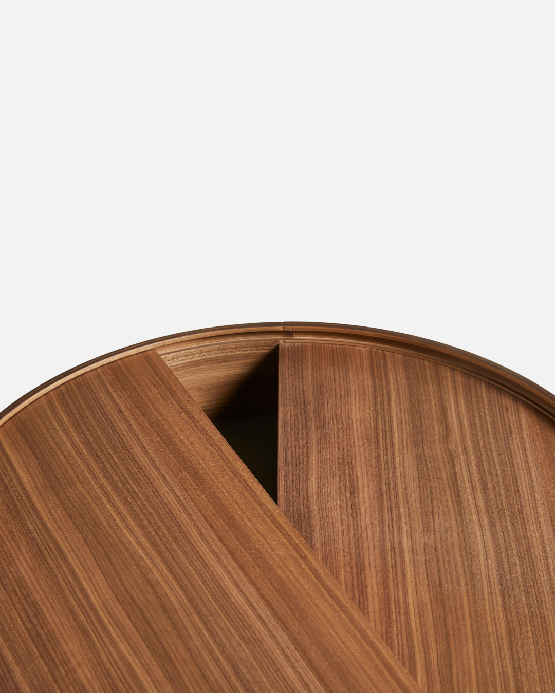 Arc Table จาก WOUD เป็นโต๊ะกลางสไตล์ Scandinavian furniture ที่ออกแบบในเดนมาร์ก ใช้ไม้แท้ เช่น Walnut, Oak และ Black Ash จุดเด่นคือฝาบนหมุนได้ เปิดเพื่อโชว์ของหรือปิดเพื่อซ่อนของได้ทันที ช่องเก็บของด้านในบุนาโนลามิเนตทนทานและดูแลง่าย ขาไม้สามขาช่วยให้โต๊ะดูเบาและเข้ากับบ้านแนว Nordic, มินิมอล หรือห้องนั่งเล่นสมัยใหม่ เหมาะสำหรับผู้ที่ต้องการเฟอร์นิเจอร์เดนมาร์กคุณภาพดีที่ใช้งานได้จริง และเข้ากับแนวทางของ Old Pine Trees เรื่องความงามที่เรียบง่าย ใช้งานได้ และอยู่กับเราได้นาน.