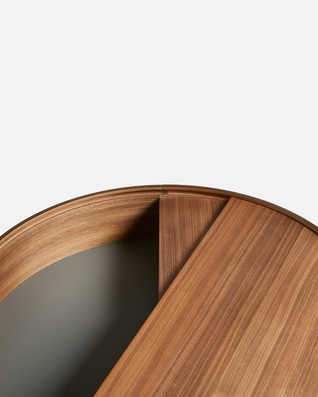 Arc Table จาก WOUD เป็นโต๊ะกลางสไตล์ Scandinavian furniture ที่ออกแบบในเดนมาร์ก ใช้ไม้แท้ เช่น Walnut, Oak และ Black Ash จุดเด่นคือฝาบนหมุนได้ เปิดเพื่อโชว์ของหรือปิดเพื่อซ่อนของได้ทันที ช่องเก็บของด้านในบุนาโนลามิเนตทนทานและดูแลง่าย ขาไม้สามขาช่วยให้โต๊ะดูเบาและเข้ากับบ้านแนว Nordic, มินิมอล หรือห้องนั่งเล่นสมัยใหม่ เหมาะสำหรับผู้ที่ต้องการเฟอร์นิเจอร์เดนมาร์กคุณภาพดีที่ใช้งานได้จริง และเข้ากับแนวทางของ Old Pine Trees เรื่องความงามที่เรียบง่าย ใช้งานได้ และอยู่กับเราได้นาน.