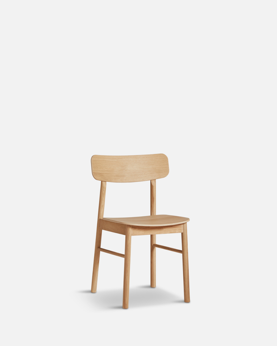 WOUD Soma Dining Chair เป็นเก้าอี้ทานข้าวสไตล์ Scandinavian furniture จากเดนมาร์กที่เน้นเส้นสายเรียบ นั่งสบาย และเข้ากับบ้านแนว Nordic และมินิมอลได้ง่าย โครงสร้างใช้ไม้แท้ ทั้งโอ๊กและแอช พร้อมตัวเลือกแบบบุหนังเพื่อเพิ่มความนุ่มสบาย ดีไซน์พนักพิงโค้งรับหลังและขาไม้ทรงกลมทำให้เก้าอี้ดูอบอุ่นและเบาสบายตามแบบ Danish design เหมาะทั้งโต๊ะอาหารและมุมทำงานในบ้านไทย และสอดคล้องกับแนวคิดของ Old Pine Trees ที่ให้ความสำคัญกับเฟอร์นิเจอร์ไม้คุณภาพดีที่ใช้งานได้จริงและอยู่ได้นาน.