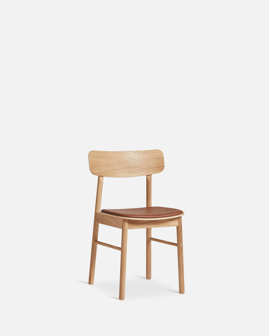 WOUD Soma Dining Chair เป็นเก้าอี้ทานข้าวสไตล์ Scandinavian furniture จากเดนมาร์กที่เน้นเส้นสายเรียบ นั่งสบาย และเข้ากับบ้านแนว Nordic และมินิมอลได้ง่าย โครงสร้างใช้ไม้แท้ ทั้งโอ๊กและแอช พร้อมตัวเลือกแบบบุหนังเพื่อเพิ่มความนุ่มสบาย ดีไซน์พนักพิงโค้งรับหลังและขาไม้ทรงกลมทำให้เก้าอี้ดูอบอุ่นและเบาสบายตามแบบ Danish design เหมาะทั้งโต๊ะอาหารและมุมทำงานในบ้านไทย และสอดคล้องกับแนวคิดของ Old Pine Trees ที่ให้ความสำคัญกับเฟอร์นิเจอร์ไม้คุณภาพดีที่ใช้งานได้จริงและอยู่ได้นาน.