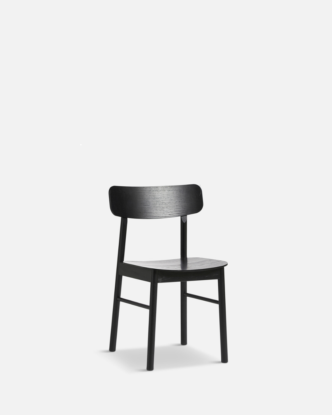WOUD Soma Dining Chair เป็นเก้าอี้ทานข้าวสไตล์ Scandinavian furniture จากเดนมาร์กที่เน้นเส้นสายเรียบ นั่งสบาย และเข้ากับบ้านแนว Nordic และมินิมอลได้ง่าย โครงสร้างใช้ไม้แท้ ทั้งโอ๊กและแอช พร้อมตัวเลือกแบบบุหนังเพื่อเพิ่มความนุ่มสบาย ดีไซน์พนักพิงโค้งรับหลังและขาไม้ทรงกลมทำให้เก้าอี้ดูอบอุ่นและเบาสบายตามแบบ Danish design เหมาะทั้งโต๊ะอาหารและมุมทำงานในบ้านไทย และสอดคล้องกับแนวคิดของ Old Pine Trees ที่ให้ความสำคัญกับเฟอร์นิเจอร์ไม้คุณภาพดีที่ใช้งานได้จริงและอยู่ได้นาน.
