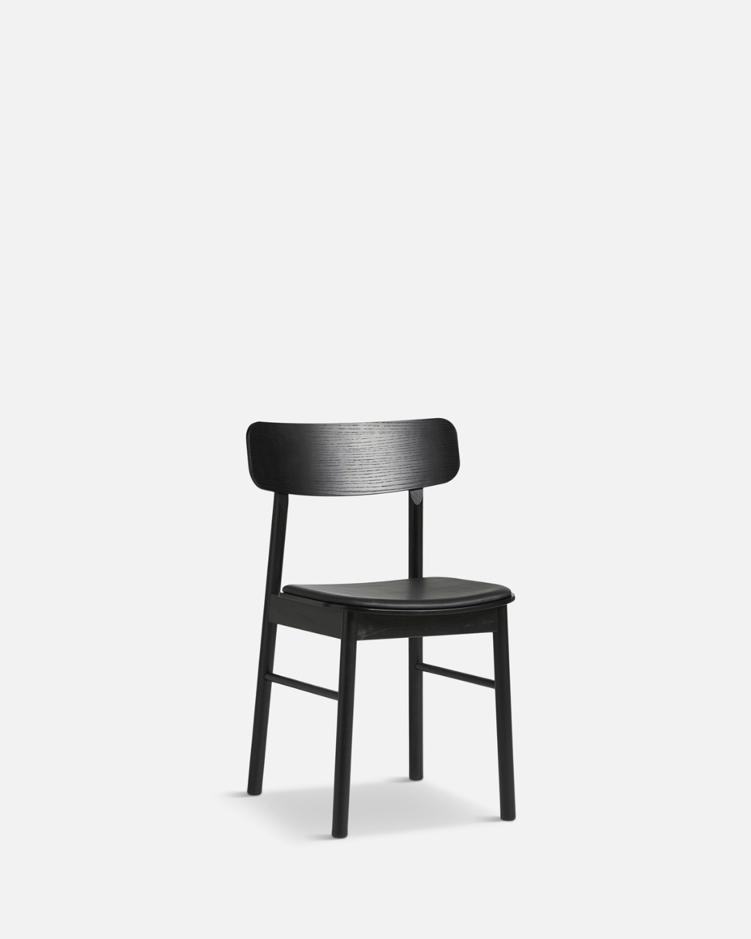 WOUD Soma Dining Chair เป็นเก้าอี้ทานข้าวสไตล์ Scandinavian furniture จากเดนมาร์กที่เน้นเส้นสายเรียบ นั่งสบาย และเข้ากับบ้านแนว Nordic และมินิมอลได้ง่าย โครงสร้างใช้ไม้แท้ ทั้งโอ๊กและแอช พร้อมตัวเลือกแบบบุหนังเพื่อเพิ่มความนุ่มสบาย ดีไซน์พนักพิงโค้งรับหลังและขาไม้ทรงกลมทำให้เก้าอี้ดูอบอุ่นและเบาสบายตามแบบ Danish design เหมาะทั้งโต๊ะอาหารและมุมทำงานในบ้านไทย และสอดคล้องกับแนวคิดของ Old Pine Trees ที่ให้ความสำคัญกับเฟอร์นิเจอร์ไม้คุณภาพดีที่ใช้งานได้จริงและอยู่ได้นาน.