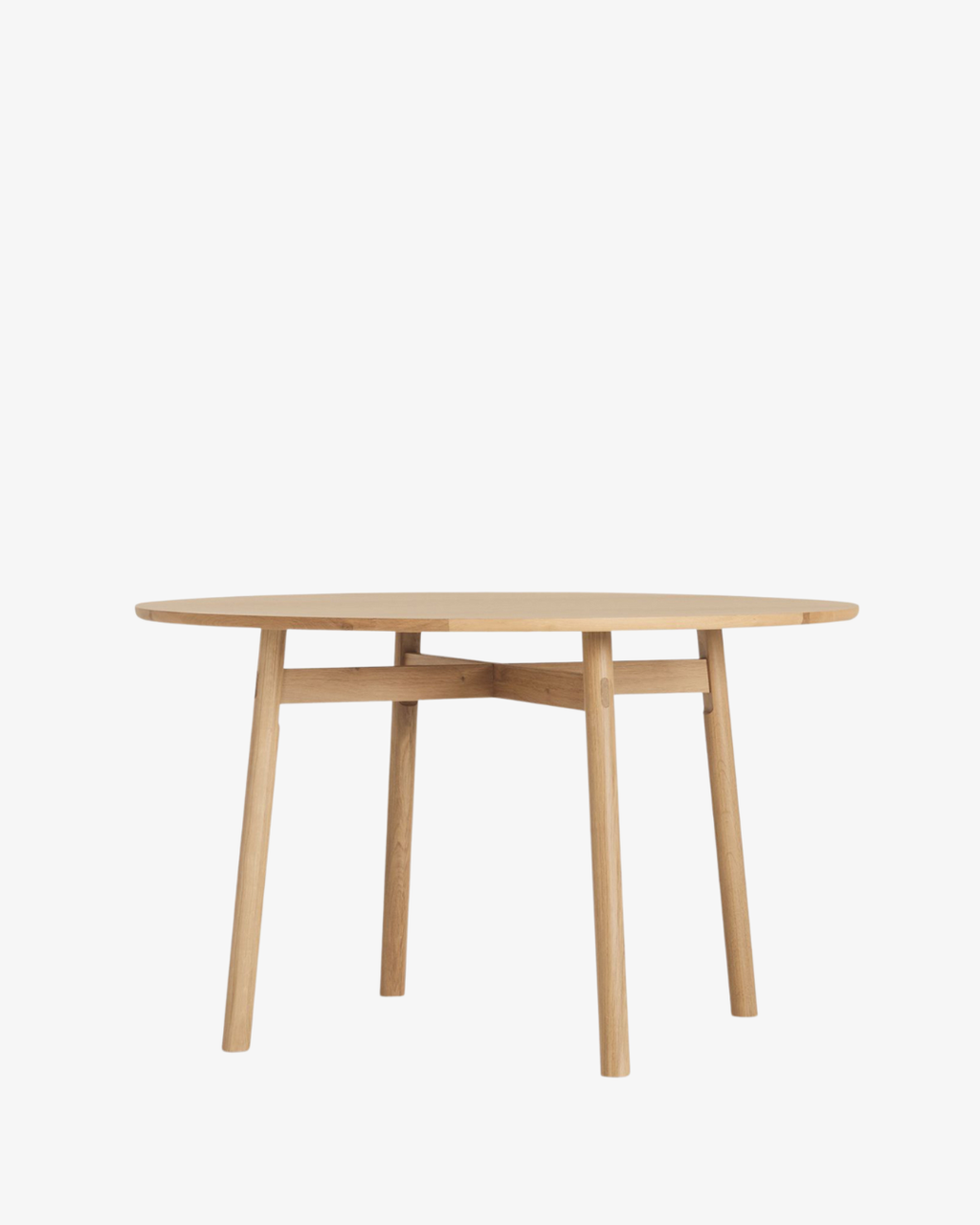 โต๊ะอาหารทรงกลม Case Furniture รุ่น Kigumi ดีไซน์เรียบง่าย ขาไม้ไขว้แบบโปร่งทำจากไม้โอ๊ค/วอลนัต พร้อมท็อปไม้ลามิเนตขอบเฉียง ขนาด 125 ซม. รองรับ 4–6 ที่นั่ง