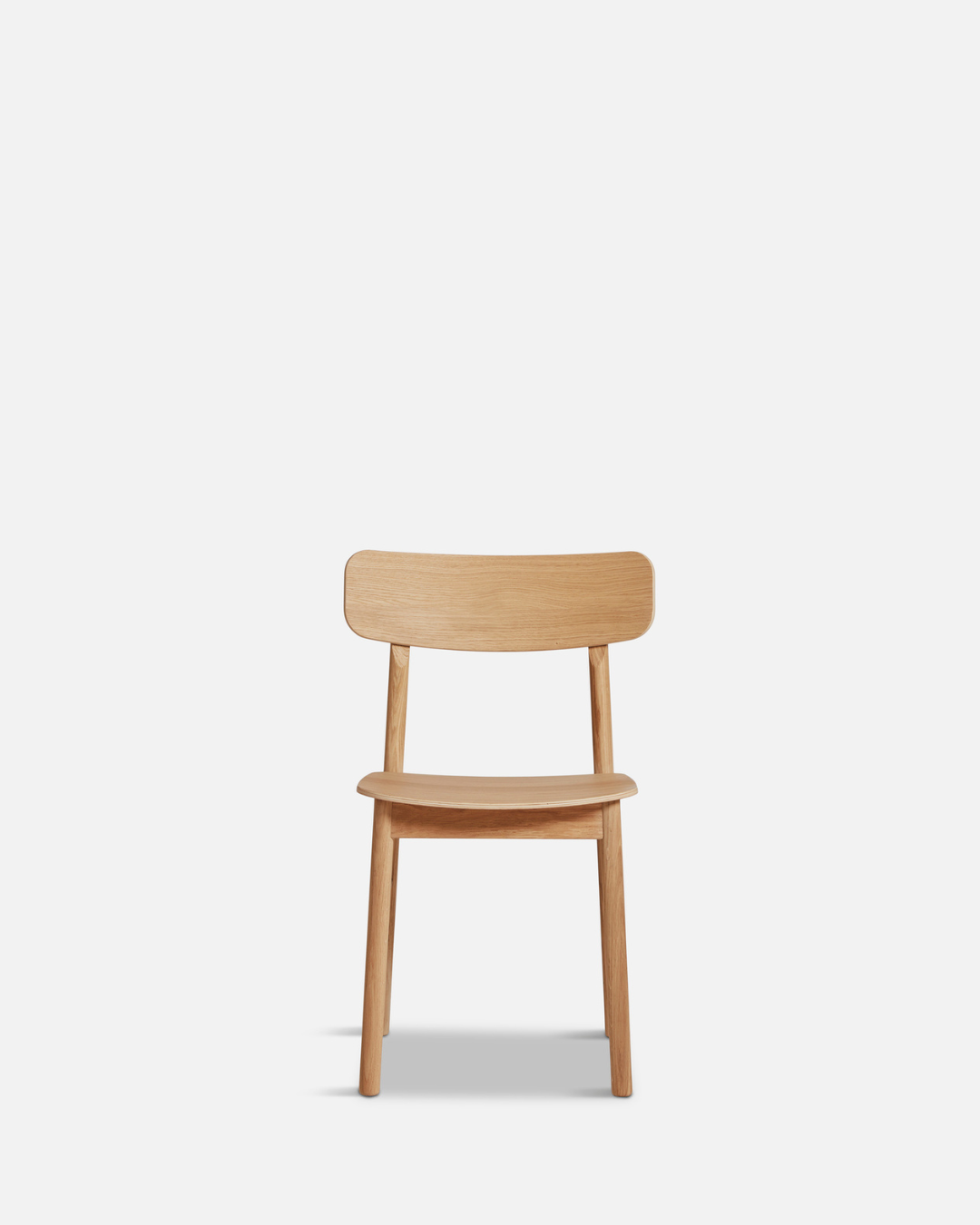 WOUD Soma Dining Chair เป็นเก้าอี้ทานข้าวสไตล์ Scandinavian furniture จากเดนมาร์กที่เน้นเส้นสายเรียบ นั่งสบาย และเข้ากับบ้านแนว Nordic และมินิมอลได้ง่าย โครงสร้างใช้ไม้แท้ ทั้งโอ๊กและแอช พร้อมตัวเลือกแบบบุหนังเพื่อเพิ่มความนุ่มสบาย ดีไซน์พนักพิงโค้งรับหลังและขาไม้ทรงกลมทำให้เก้าอี้ดูอบอุ่นและเบาสบายตามแบบ Danish design เหมาะทั้งโต๊ะอาหารและมุมทำงานในบ้านไทย และสอดคล้องกับแนวคิดของ Old Pine Trees ที่ให้ความสำคัญกับเฟอร์นิเจอร์ไม้คุณภาพดีที่ใช้งานได้จริงและอยู่ได้นาน.
